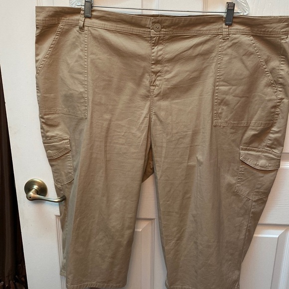 Q womens Gloria Vanderbilt stretch solid tan plus size cargo capris 24W - Picture 1 of 4